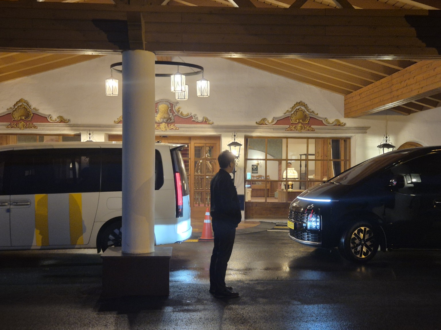 Waiting outside Hotel Tirol that evening